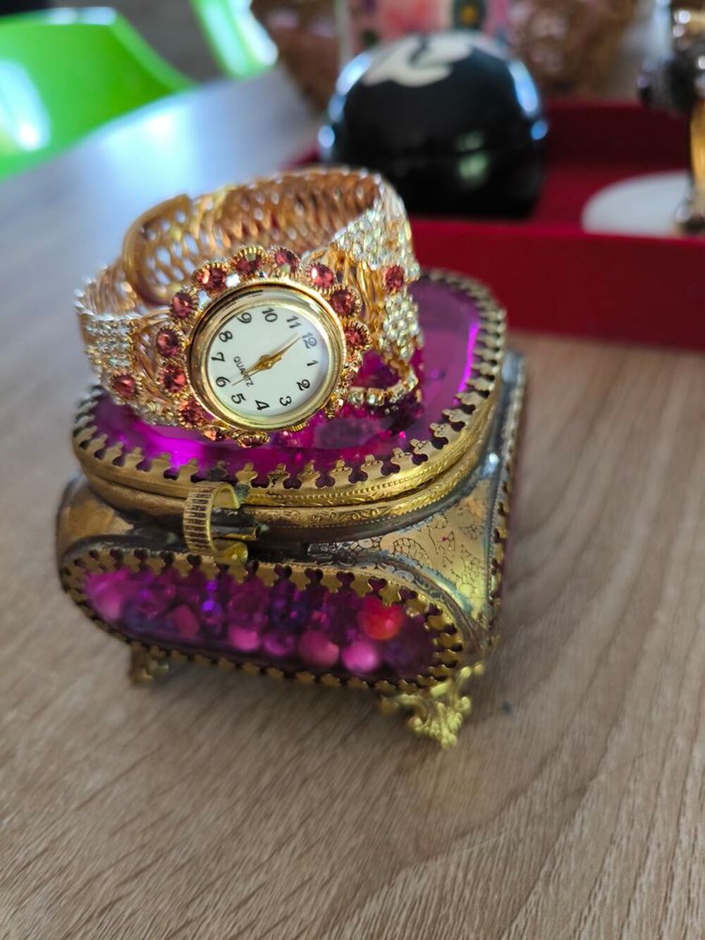 Montre femme plaqu&eacute; or jaune et cristal russe Bijoux et montres