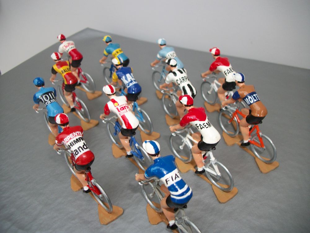 Cyclistes miniatures. Figurine. Diorama. Jouets. Collection 