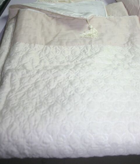 JET� DE LIT BEIGE ET BEIGE ROS� CLAIR 5 Champigny (51)