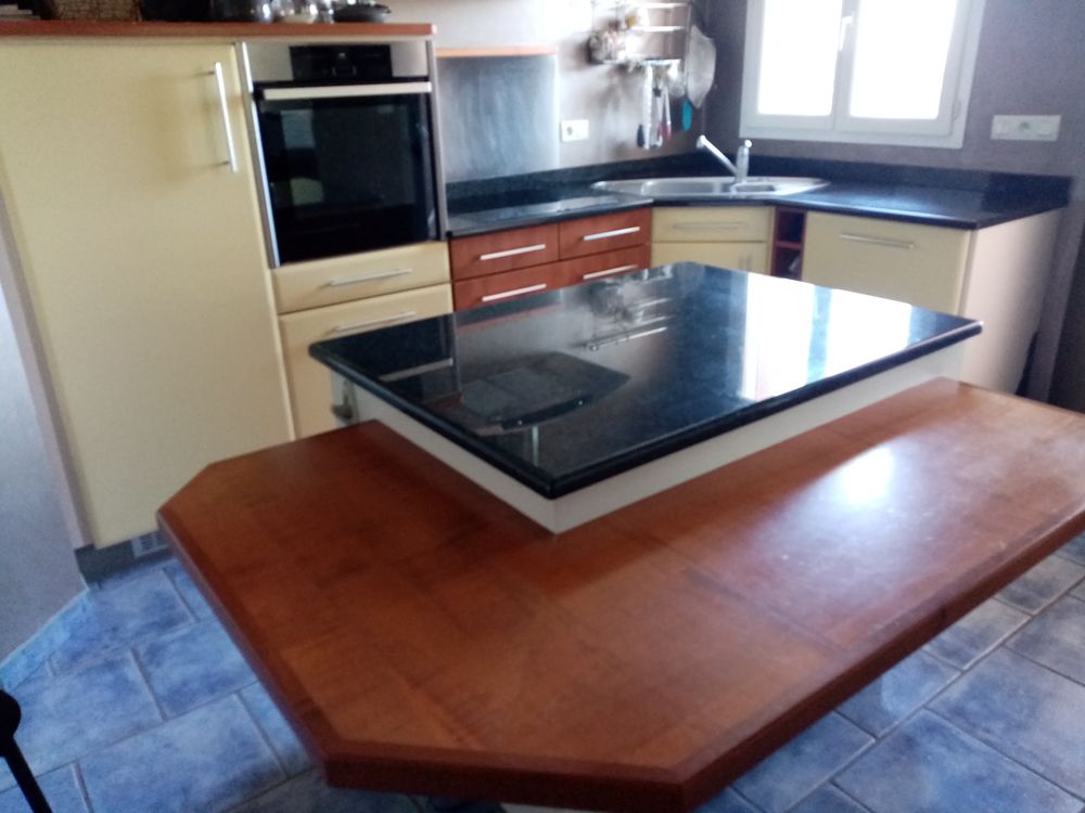 Cuisine &eacute;quip&eacute;e avec ilot central Meubles