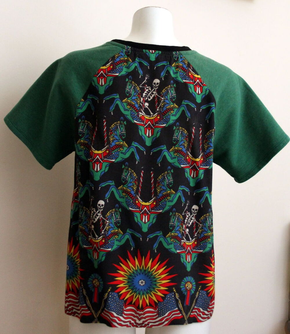 Sweatshirt JC DE CASTELBALJAC T.L ou 40/42 Fr
Vêtements