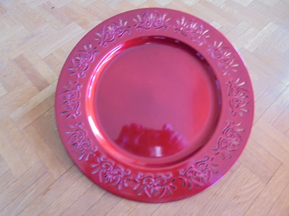 Assiette de pr&eacute;sentation dor&eacute;e ou rouge Cuisine