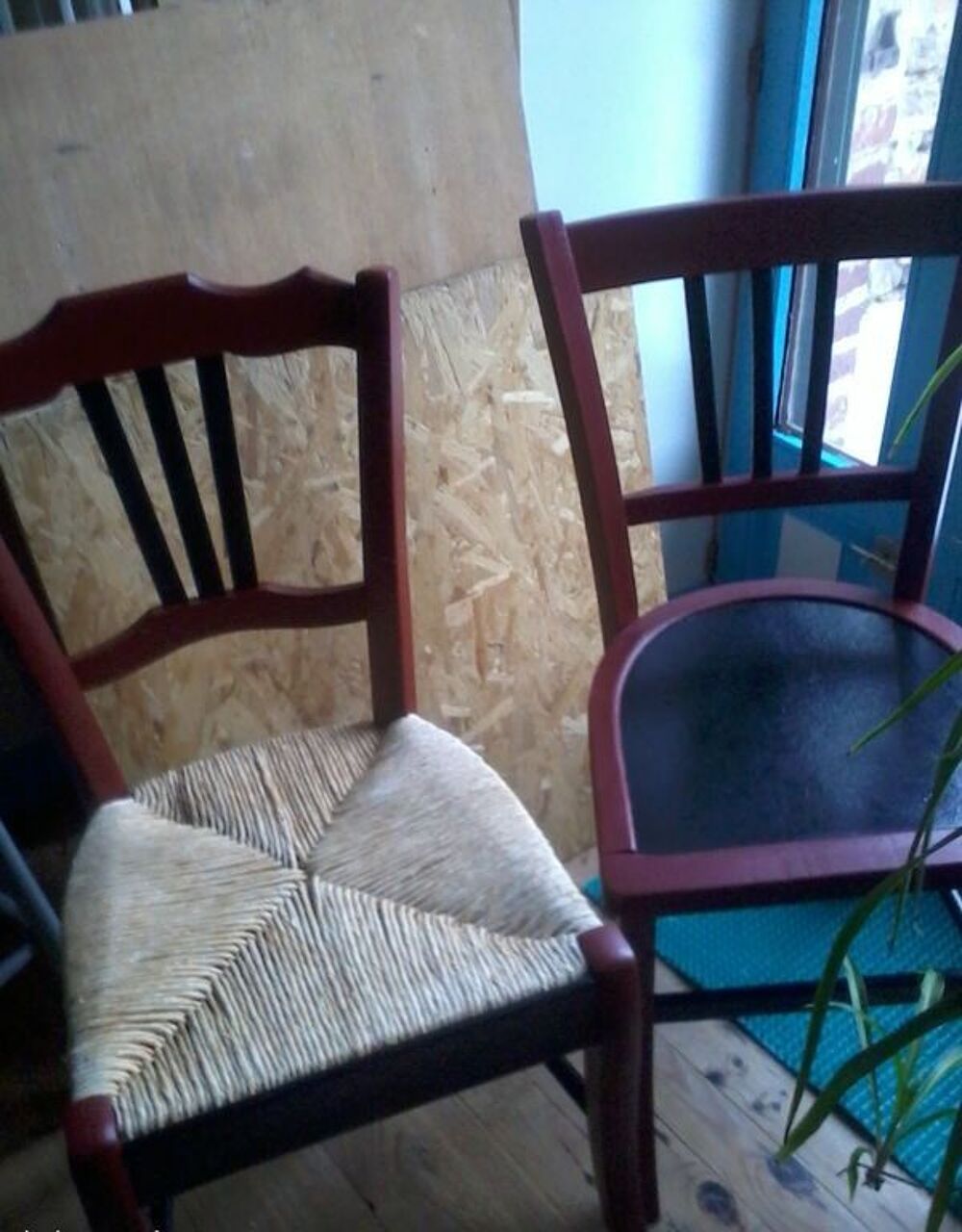 Lot 1 + 1 = 2 chaises rouge noir dont une avec assise paille Meubles