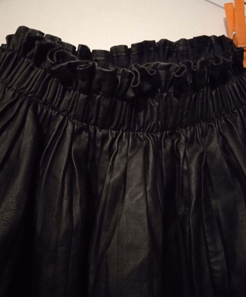 Jupe courte pliss&eacute;e noire Vêtements