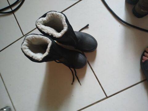 20 botte taille 30 en fourrure 
De couleur noire 20 Accolay (89)