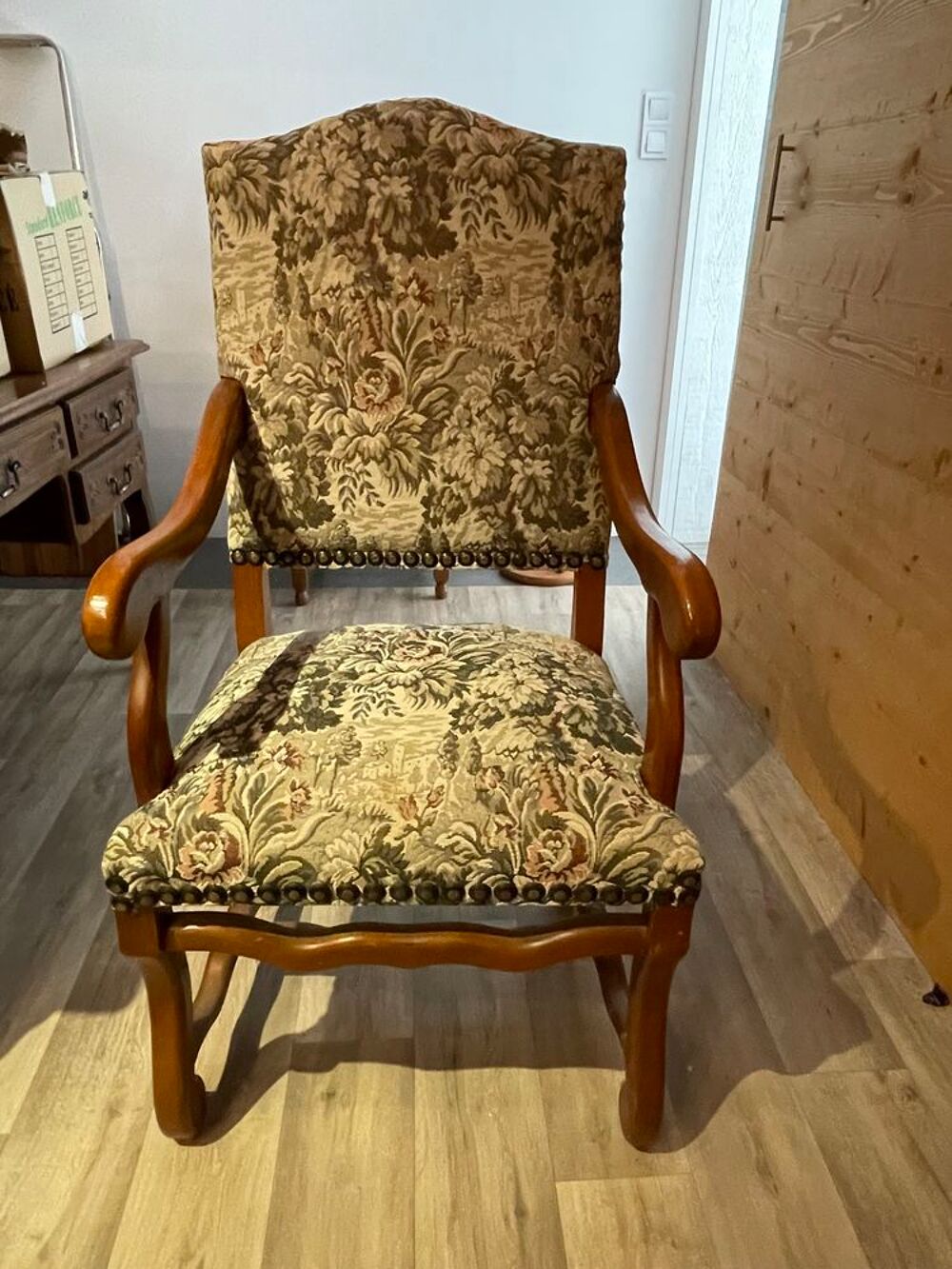 Fauteuil rembourr&eacute; en bois massif et tissu avec accoudoirs Meubles