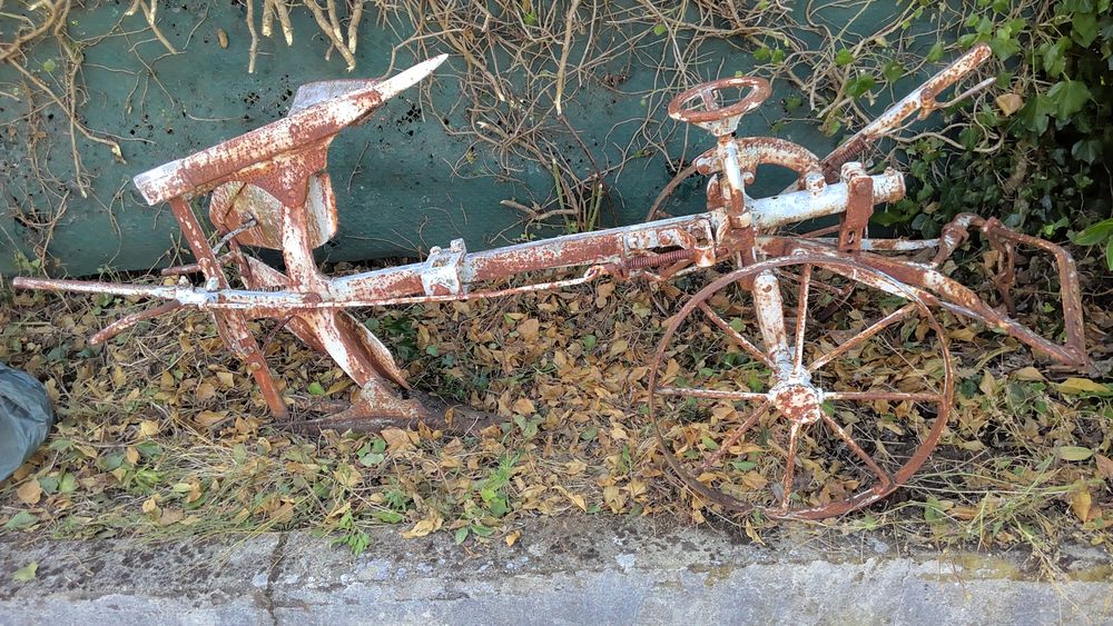 Ancienne charrue &agrave; main Jardin