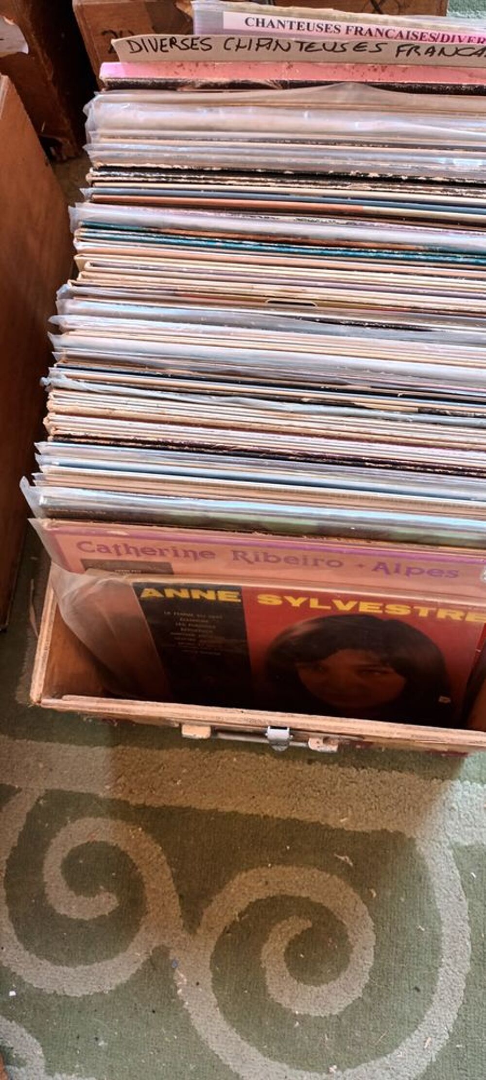- de nombreux disques 45t 33t tous styles t CD et vinyles