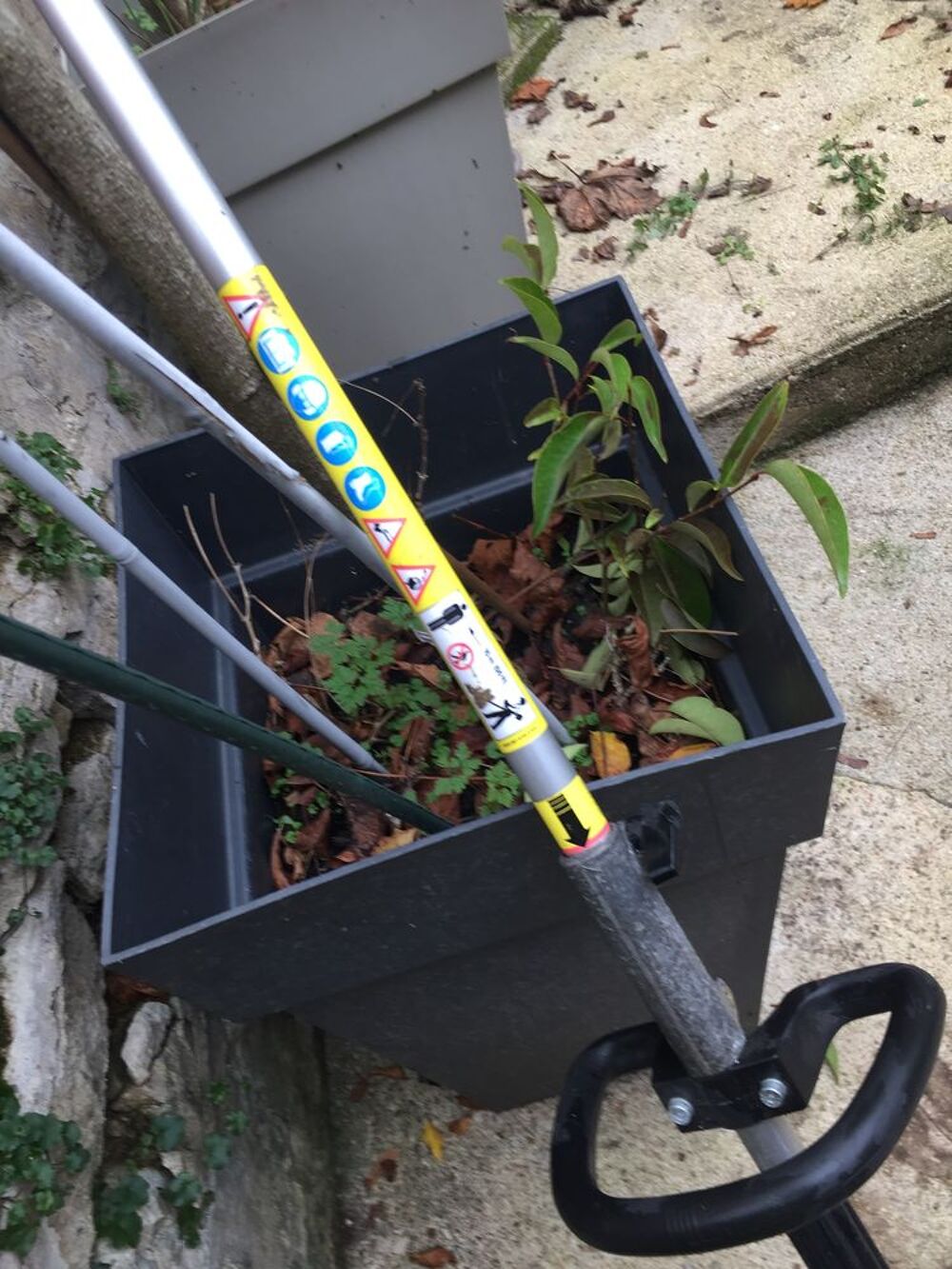 STHYL , DEBROUSSAILLEUSE thermique manche pliable p/ transp Jardin