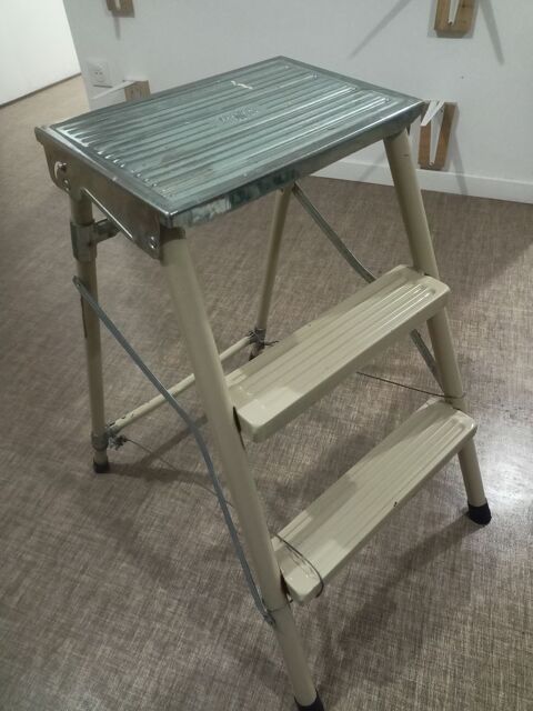 Escabeau 3 marches en m�tal Paris 12 (75)