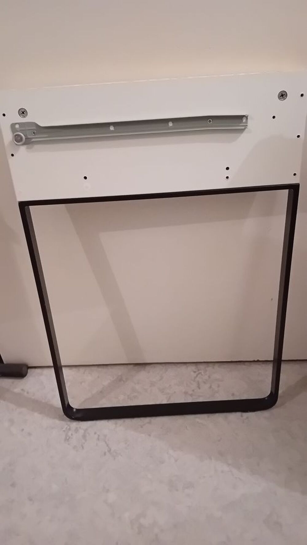 Bureau informatique 2 tiroirs et une porte c&ocirc;t&eacute; droit. Meubles