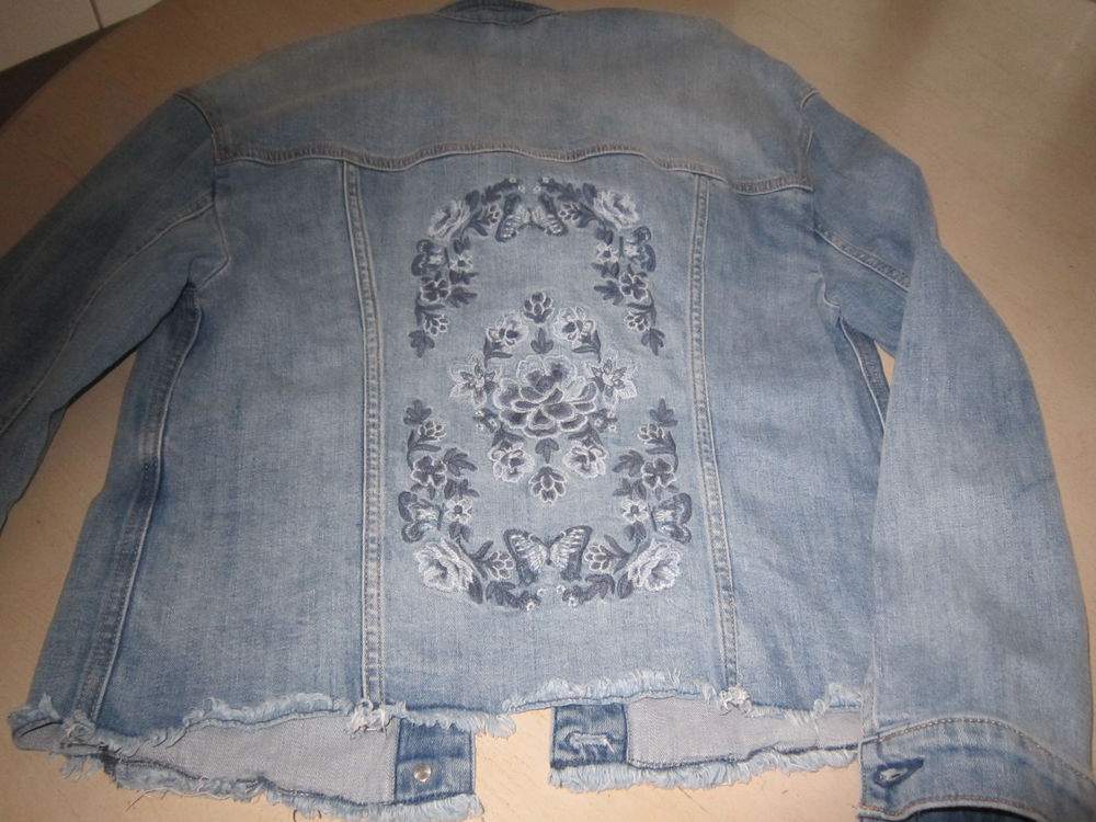 une veste en jean bleu clair avec des fleurs brod&eacute;es Vtements