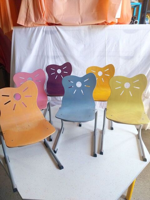Table d ecole + 6 chaises materiel pro Mées (40)