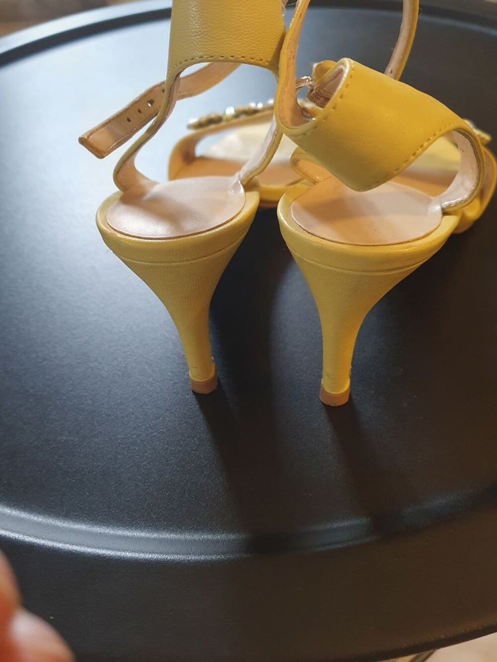 ESCARPINS EN CUIR JAUNE Chaussures