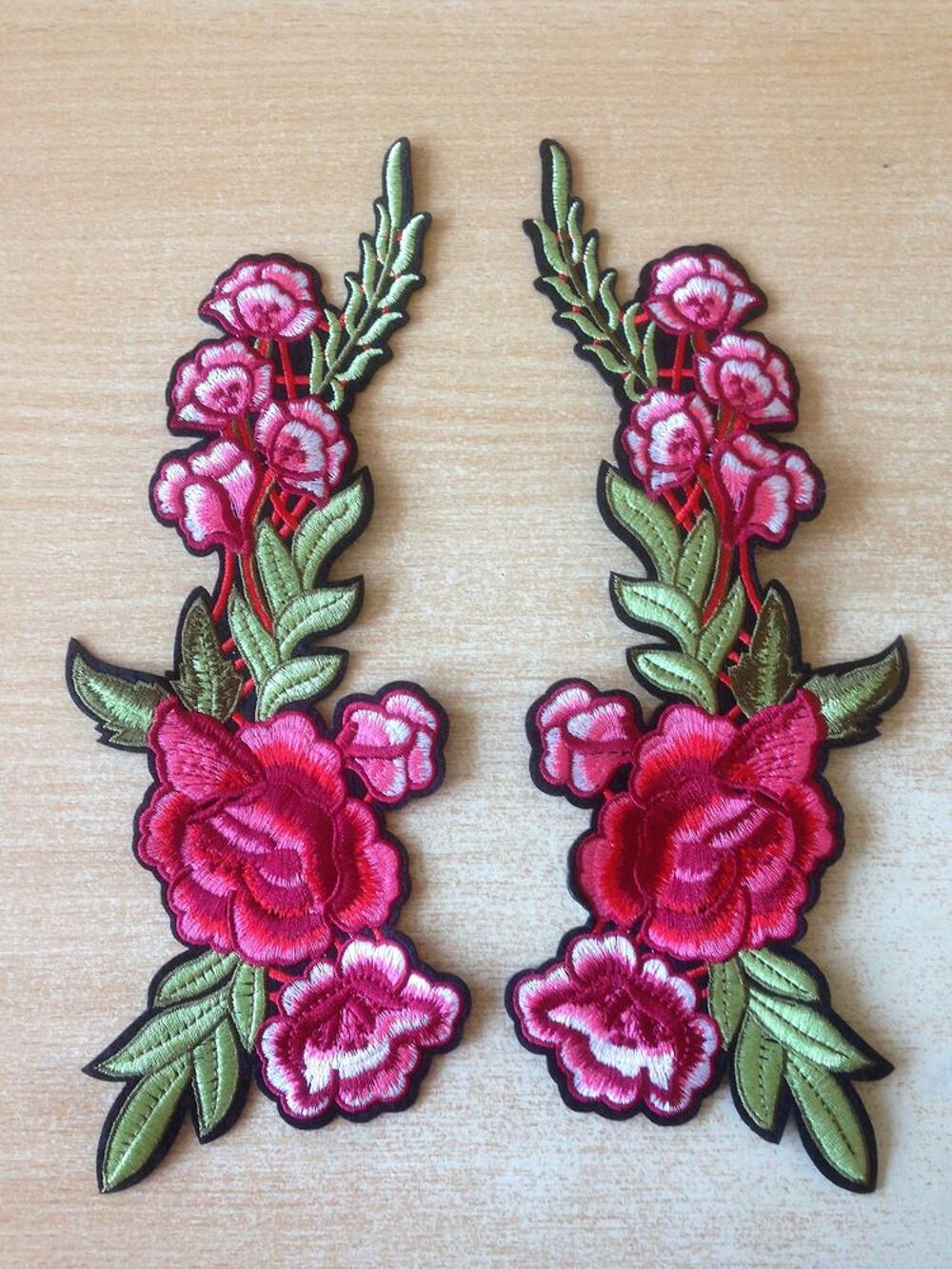 &eacute;cusson brod&eacute; paire de roses thermocollant 26x9 cm 