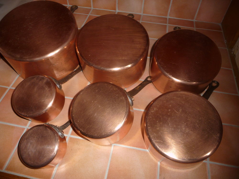 S&eacute;rie de 7 CASSEROLES anciennes en cuivre. Cuisine