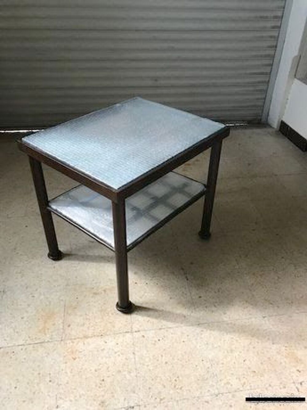 Lot de deux tables. Meubles