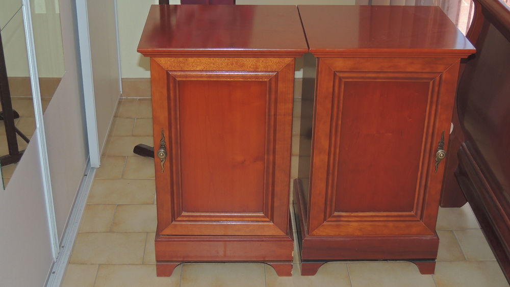 lit en merisier pour sommier en 140x190 et tables de nuit. Meubles