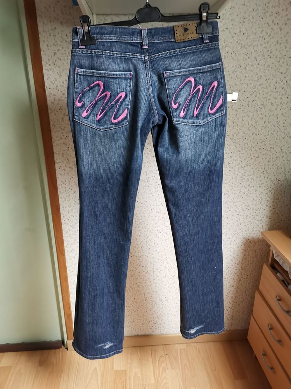 Jean d&eacute;lav&eacute; droit, M rose brod&eacute;, taille 36 Vêtements