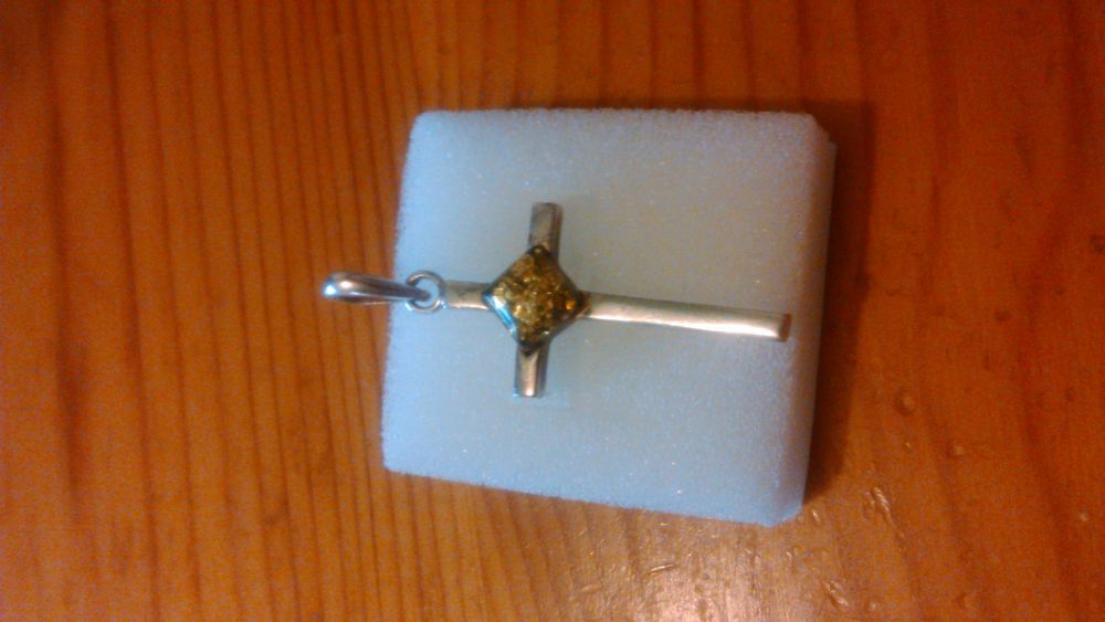 Pendentif croix en argent et ambre verte Bijoux et montres