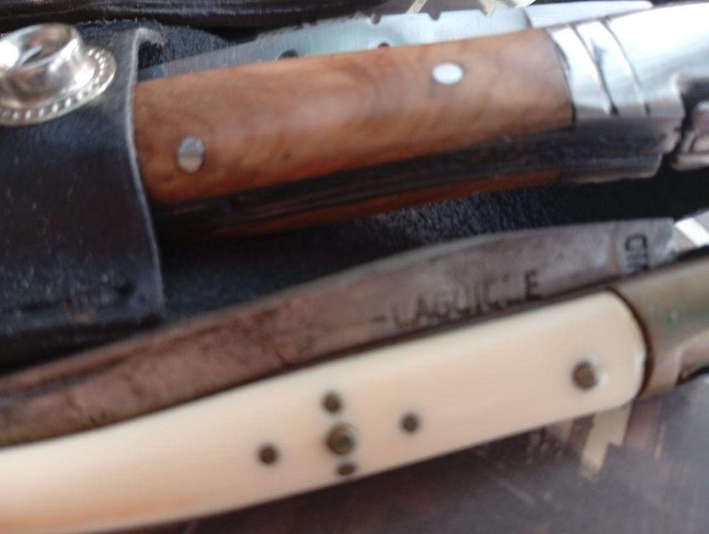 Plusieurs couteaux laguiole antiquit&eacute;s et neuf 