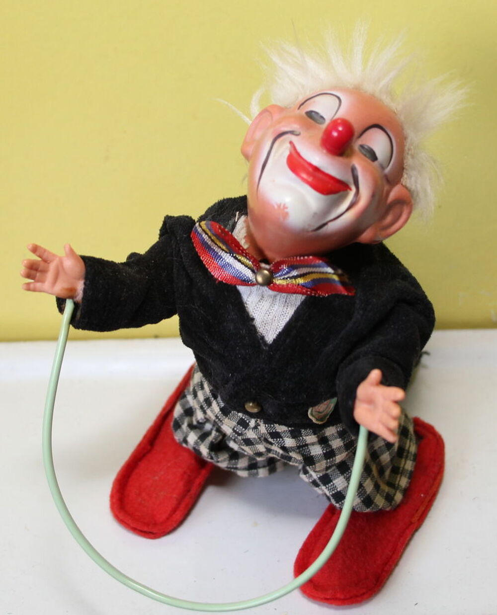 Clown sauteur &agrave; la corde automate a clef Max CARL
1955 