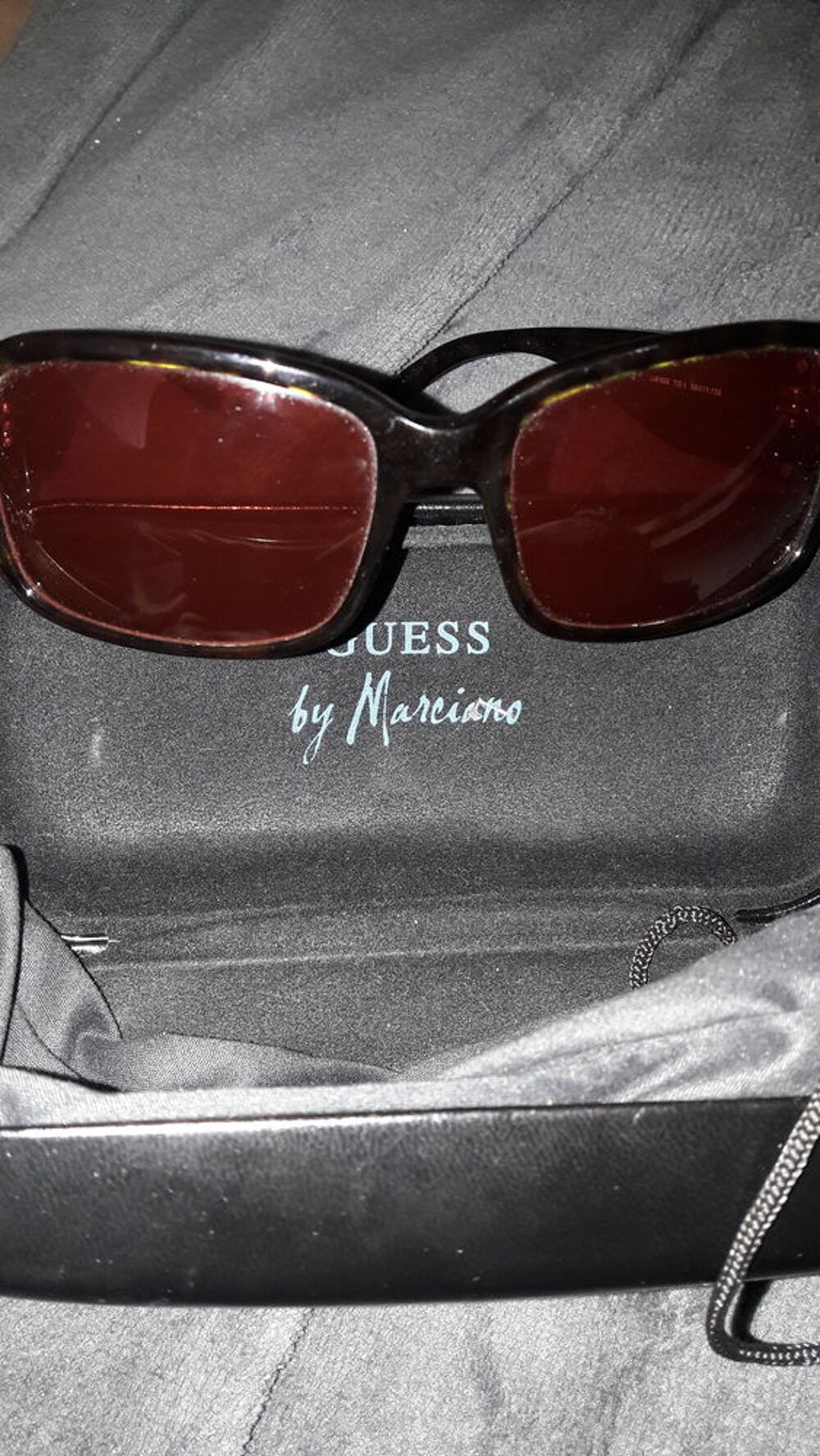 Lot 2 paires lunettes solaires femme Guess Bijoux et montres