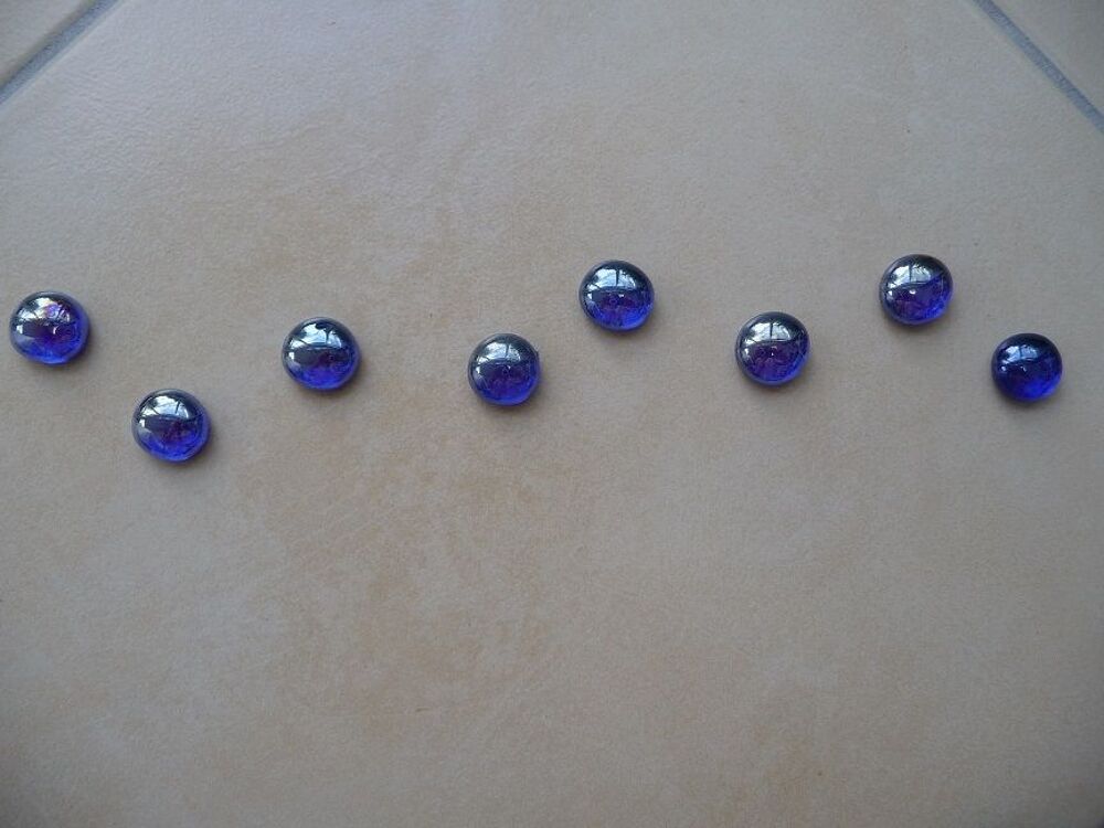 95 billes plates en verre bleu iris&eacute; - Neuves Décoration