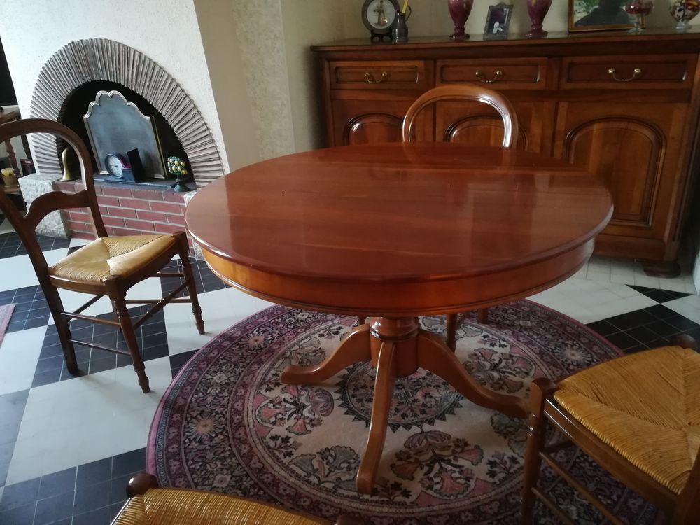 table ronde en noyer avec 2 rallonges 
Meubles
