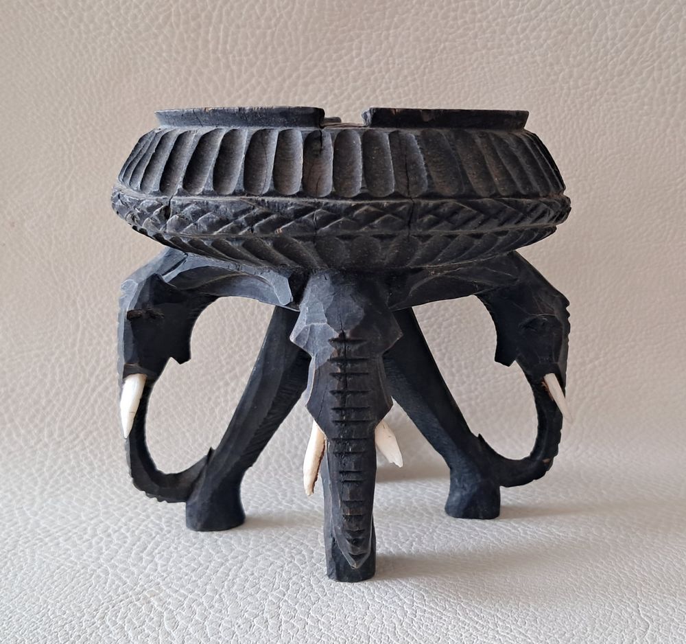 cendrier africain en bois d'&eacute;b&egrave;ne reposant sur 4 &eacute;l&eacute;phants Décoration