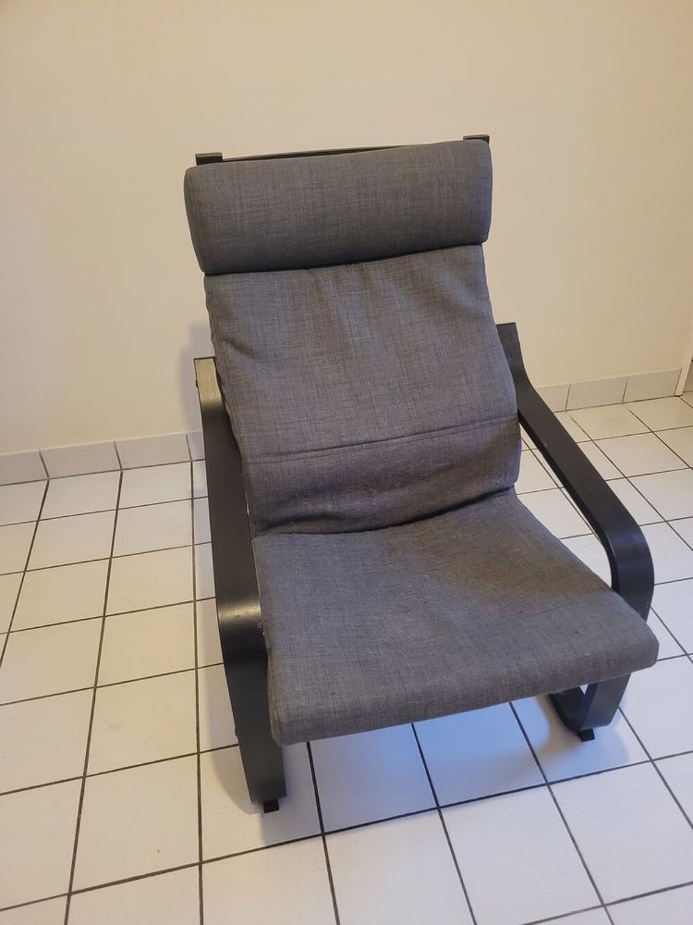 Fauteuil gris marque IKEA. Meubles