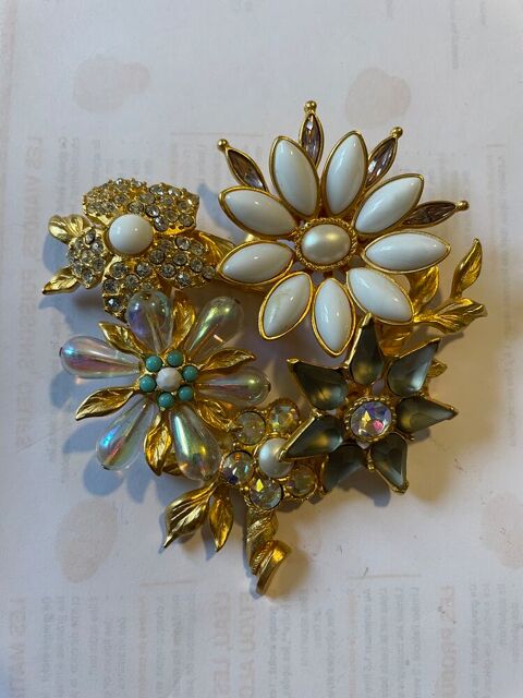 Broche dorée fleurs feuilles en triangle GM avec cabochons b Vigneux-sur-Seine (91)