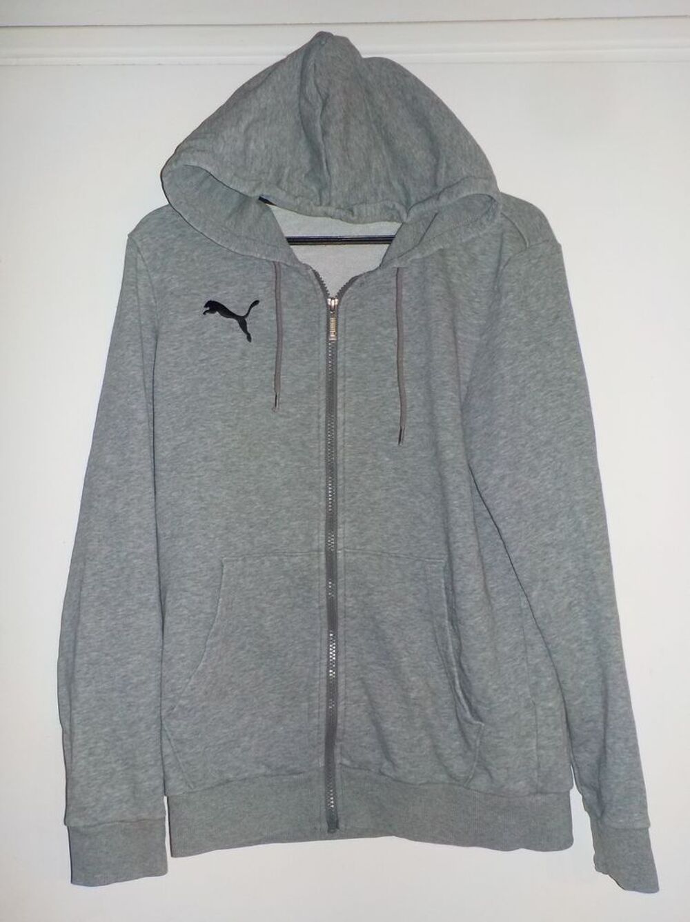 JOGGING AVEC CAPUCHE GRIS PUMA Taille XS
Vêtements