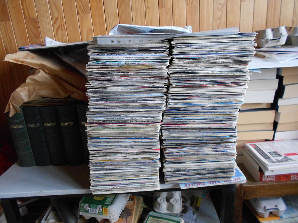 une tonne de vinyles CD et vinyles