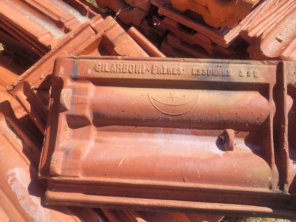 TUILES ET FAITAGE Bricolage