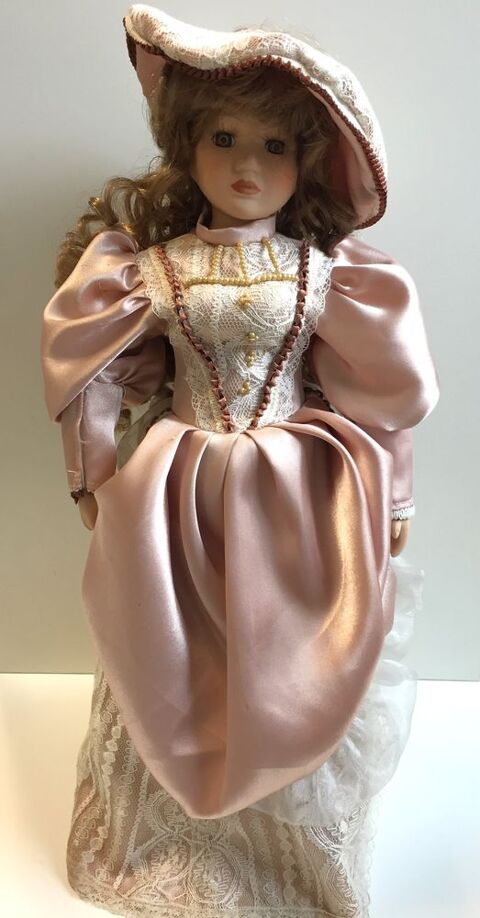 Poupée en Porcelaine de Luxe  First Lady  49 Marseille 11 (13)