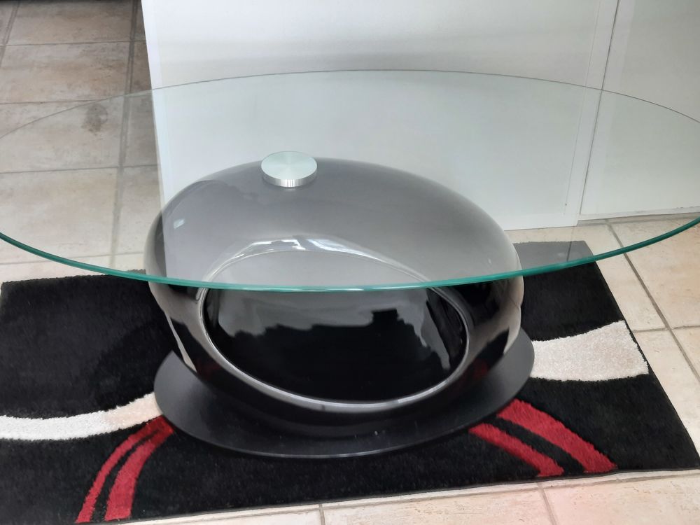Table de salon en verre. Meubles