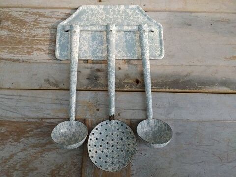 Porte Ustensiles de Cuisine �maill� avec Louches et Passoire 40 Loches (37)