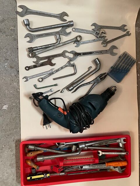 OUTILLAGE DE BRICOLAGE 25 N�mes (30)