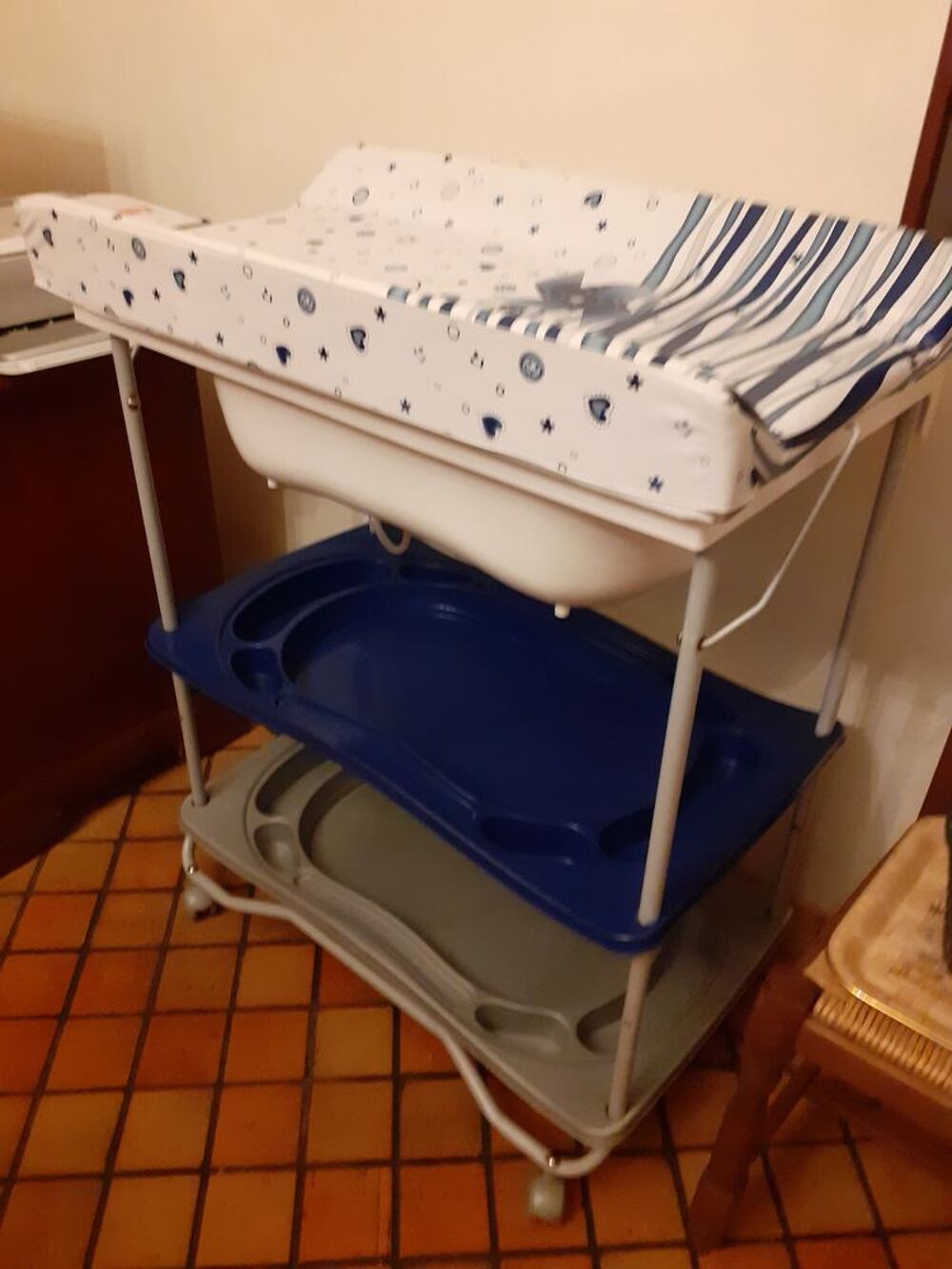TABLE A LANGER AVEC BAIGNOIRE INTEGREE Puriculture