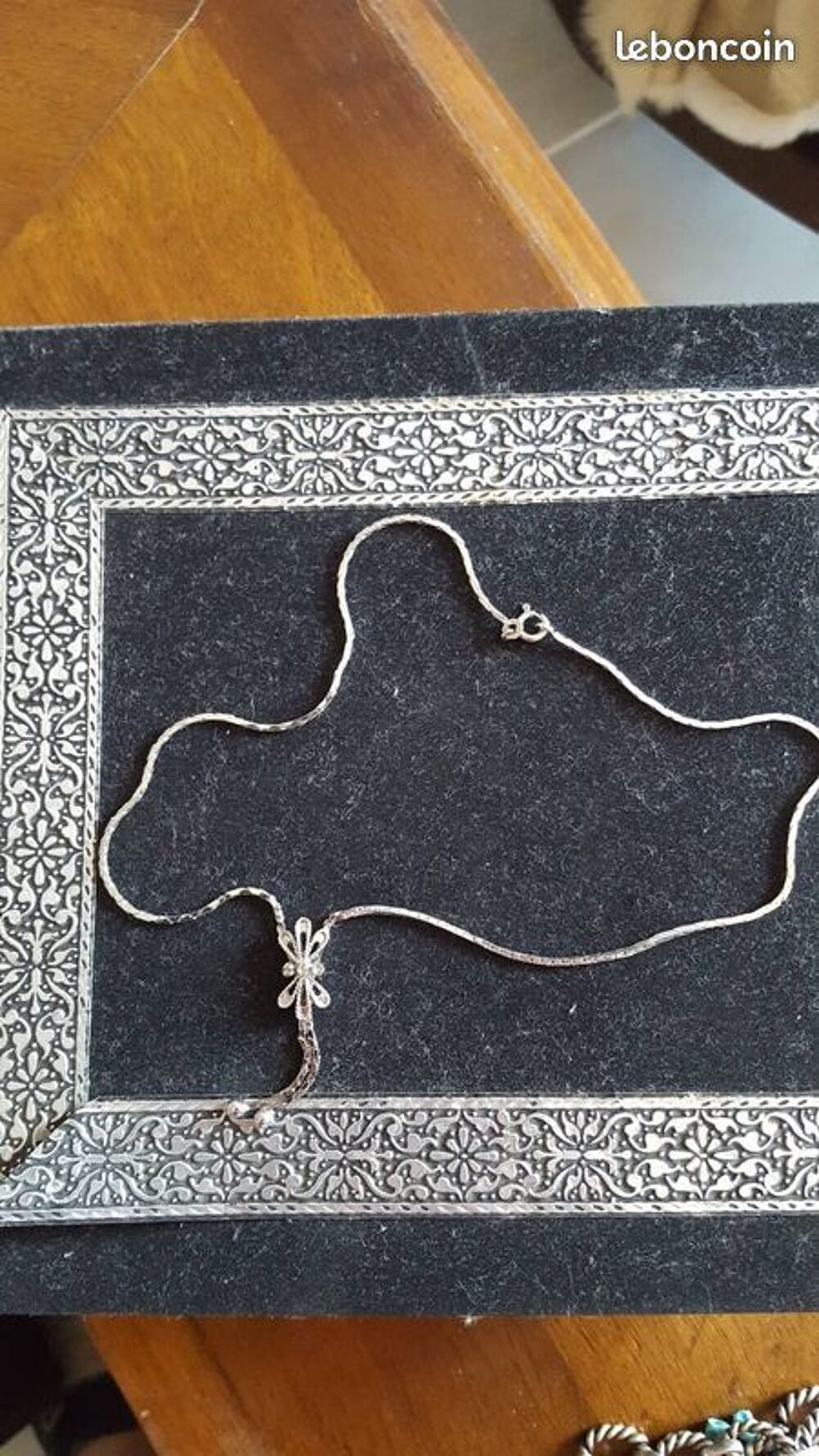 
chaine avec sa rosasse Bijoux et montres