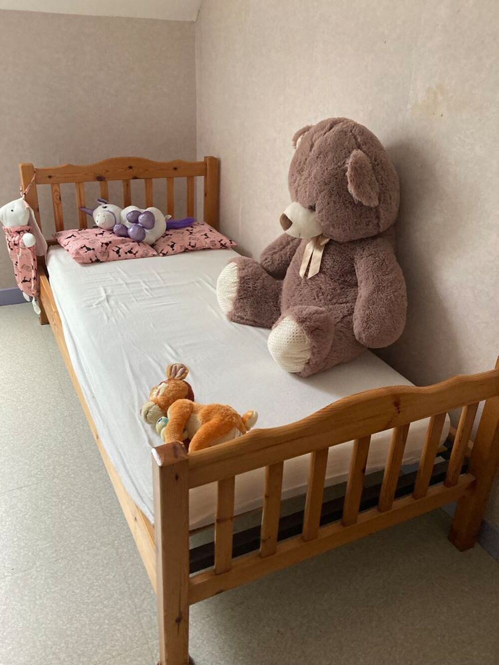 Lit en bois (pin) 90x190 av&eacute; sommier &agrave; lattes Mobilier enfants