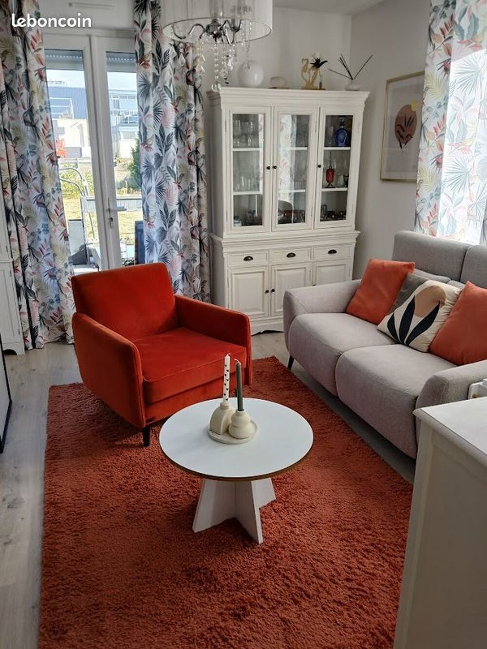 CANAPE EN VELOURS GRIS CLAIR ELECTRIFIE
PARFAIT ETAT
Meubles