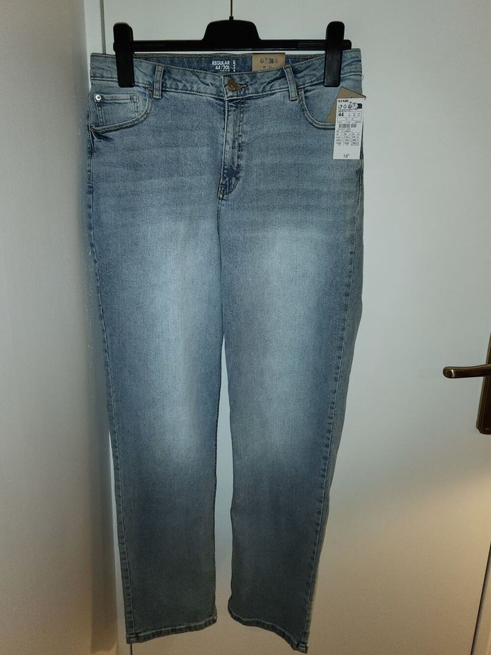 JEAN REGULAR clair.
NEUF, jamais port&eacute;
Prix en baisse ! Vêtements