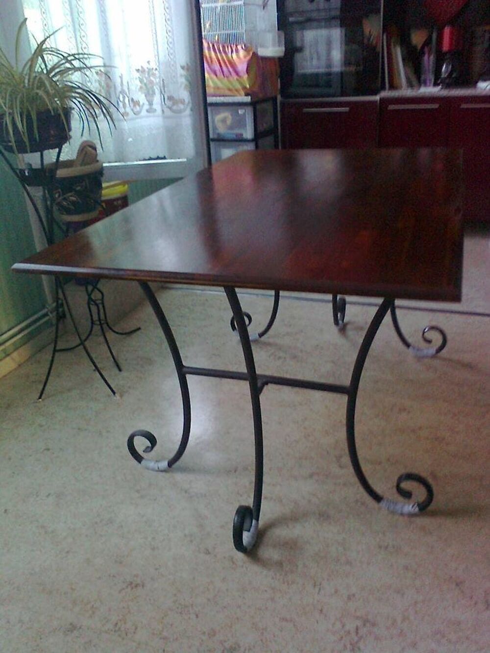 table en bois acajou pieds fer Meubles