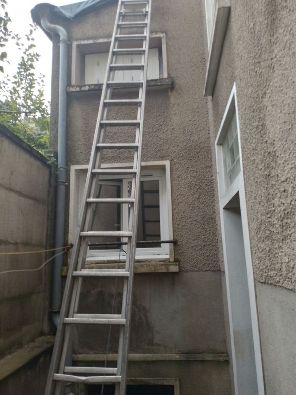   Échelle  aluminium  11m déployée disponible  ??
