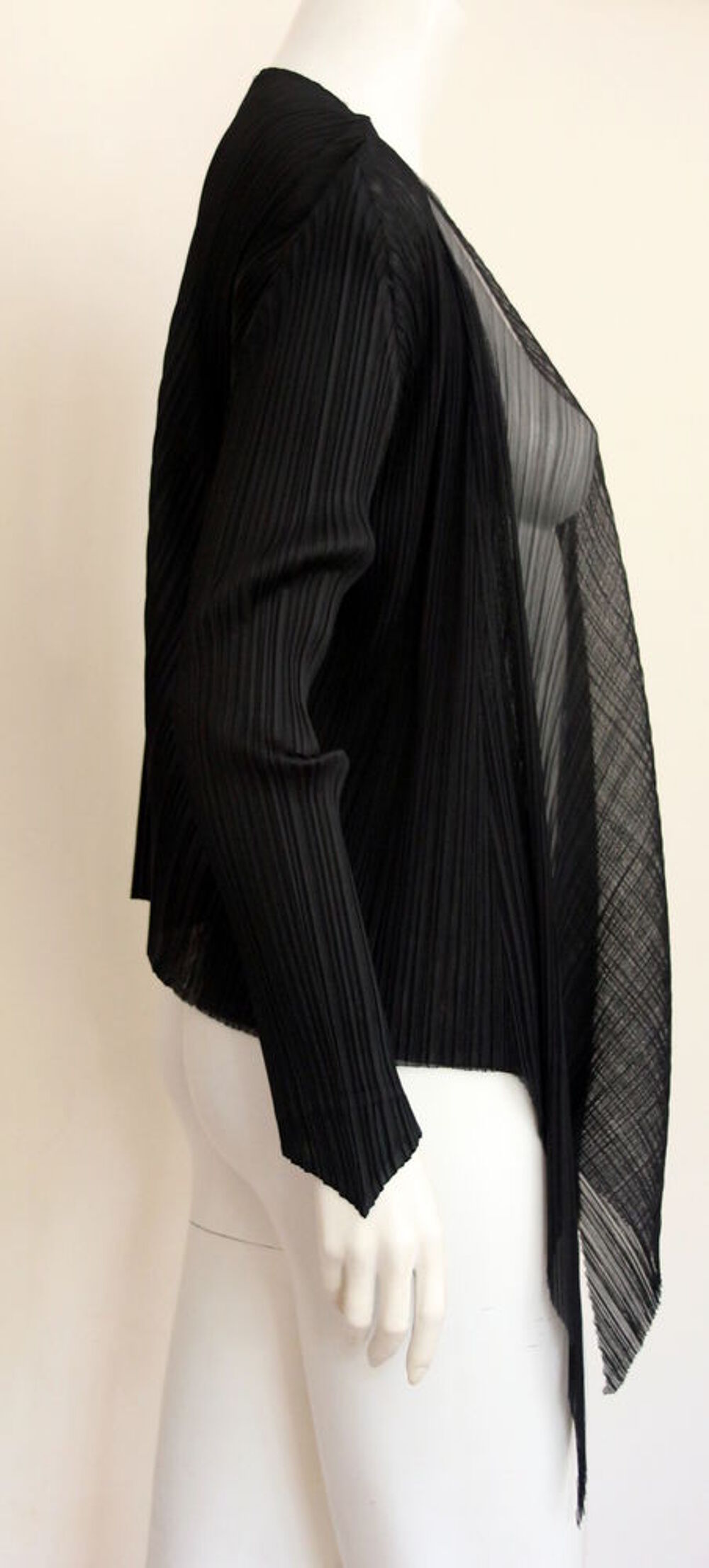 Top noir double pans ISSEY MIYAKE - PLEATS PLEASE 
T.3 Vêtements