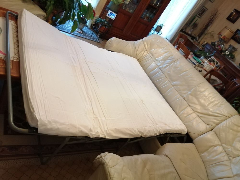 canap&eacute; d'angle convertible 5 places avec pouf assorti. Meubles