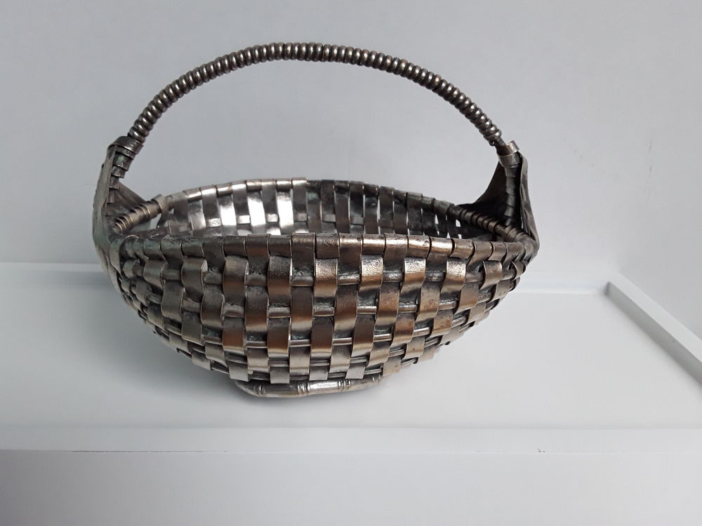 Corbeille ou panier tress&eacute; avec l'anse, m&eacute;tal argent&eacute; tress&eacute; Décoration