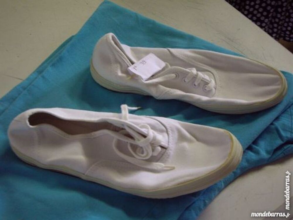 Tennis toile Blanc &agrave; lacets pt 39 &agrave; 2,50 € Chaussures
